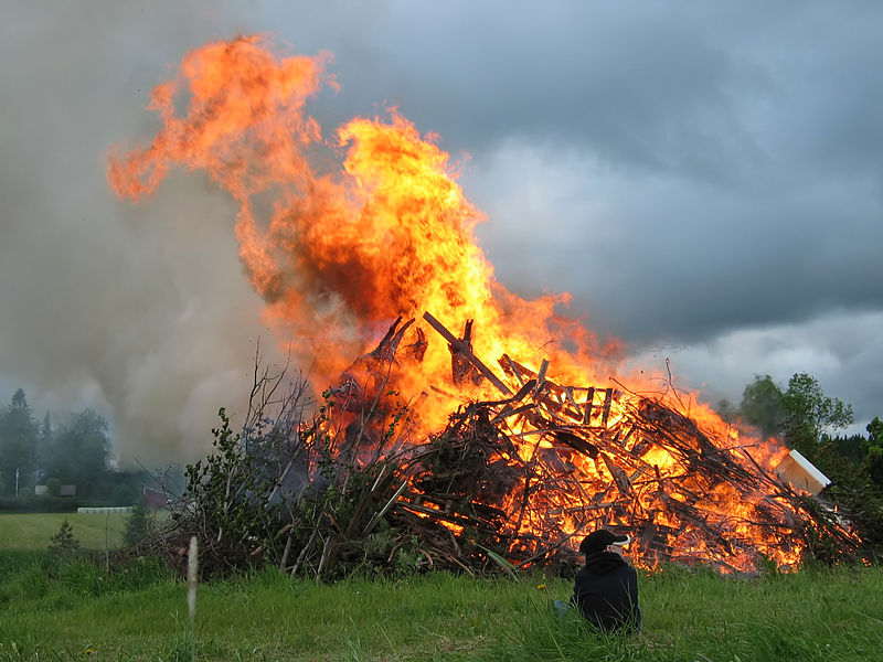 800px-Midsummer_bonfire.jpg