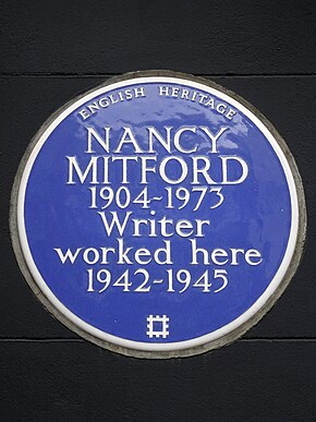 Plaque commemorative du English Heritage au 10 Curzon Street dans le quartier de Westminster à Londres : Nancy Mitford (1904-1973), écrivain, a travaillé ici (1942-1945).