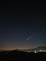 Cometa NEOWISE em 17 de julho de 2020, 18:59 UTC, quando entrou na Ursa Maior, visto de Asterousia, Creta.