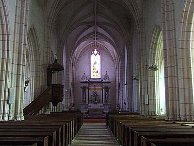 Allée centrale de la nef de l’église en allant vers le chœur.