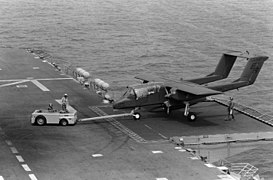 Un trattore manovra un Bronco sul ponte della USS Nassau, nel 1983