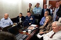 Situation Room: Sedící zleva doprava: Joe Biden, Barack Obama, generál Marshall B. Webb, Denis McDonough, Hillary Clintonová a Robert Gates sledují v Bílém domě, s dalšími členy bezpečnostní rady, živě přenášenou operaci Navy SEALs „Neptunovo kopí“, při níž byl 2. května 2011 zabit Usáma bin Ládin.
