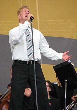 Olli Lindholm esiintymässä Porin 450-vuotisjuhlakonsertissa 2008.