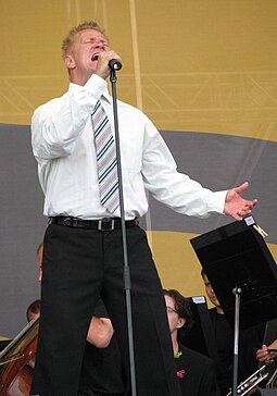 Olli Lindholm esiintymässä Porissa vuonna 2008.