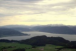 Gaulosen til venstre, Orkdalsfjorden i midten. Korsfjorden går mod højre i billedet