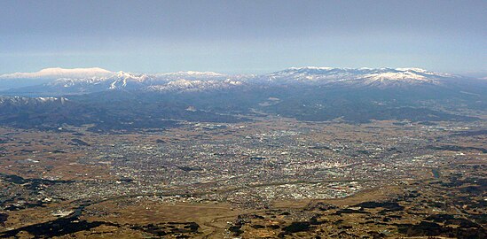 Południowy kraniec gór Ōu, na pierwszym planie miasto Kōriyama w dolinie o tej samej nazwie