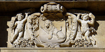 Détail du bas-relief avec les armes de la ville