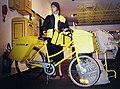 Французская женщина-почтальон на велосипеде