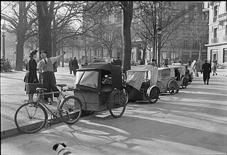 1945年春天，仍在使用的三輪車或自行出租車