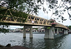 La passerelle vue depuis la rive gauche.