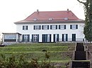 Landhaus Marie von Estorff mit Seitenflügel, Garage und Zufahrt sowie der Gartenanlage