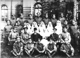 Доктор Ф. Е. Крессон, в военной форме, среди персонала русского военно-санитарного поезда (1916)