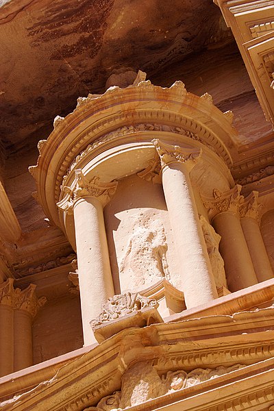 400px-Petra_Treasury_Urn.jpg