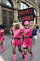 Účastníci průvodu s cedulí „homo lobby“ v ulici Na Příkopě, 2017