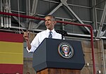Президент Барак Обама разговаривает с военнослужащими США и Испании вместе с их семьями во время своего визита на военно-морскую базу Рота (27609578383) .jpg