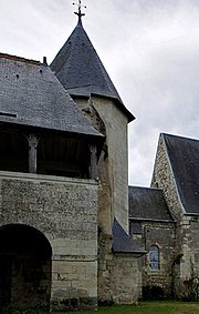 Photographie en couleurs d'une tourelle octogonale flanquée d'une galerie en hauteur à gauche et reliée à un corps de bâtiment à droite.