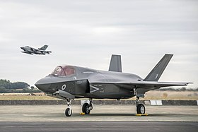 ‏F-35 לייטנינג של טייסת 617 נוחת במרהאם ומאוחריו טורנדו במהלך תקופת החפיפה בין המערכים, 2018.