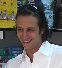 Lezcano signing books at Madrid in 2012.