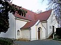 Katharinenkirche (mit Ausstattung), Kirchhof mit Aufbahrungshalle und Kriegerdenkmal für die Gefallenen des Ersten Weltkrieges sowie Aussichtsbank