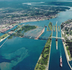 Sault Ste. Marie International Bridge krydser floden ved gærnsen mellem Canada og USA