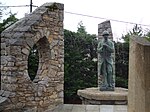 Poilu au repos (monument aux morts)