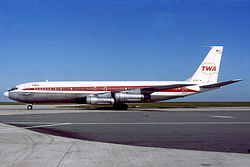 Onnettomuuskoneen kaltainen TWA:n 707-331B.