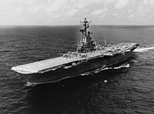 Эсминец USS Hornet (CVS-12) проходит в Тонкинском заливе 5 сентября 1967 года.