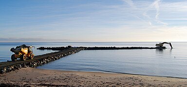 Un brise-lames en construction à Ystad au sud de la Suède.