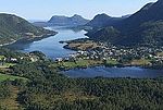 Foto einer am inneren Fjordende in bergiger Umgebung gelegenen Ortschaft