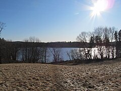 Vido de Lago Cochichewick de la Brooks School, Norda Andover MA.jpg