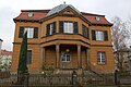 Villa mit Freitreppe und Einfriedung