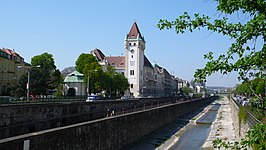 Het stadhuis van het district en de rivier de Wien (Wienfluss)