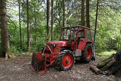 En Zetor 5748 − klar til brug i skoven