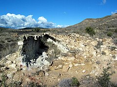 Vista de las ruinas del barrio minero de «La Azufrera» de Libros (Teruel), con detalle de los hornos para la obtención de la «flor de azufre», año 2016.