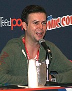 Taran Killam dans le rôle de Steve Jones