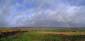 Arco-íris sobre Washfold, North Yorkshire, Inglaterra (definição 4 111 × 2 018)