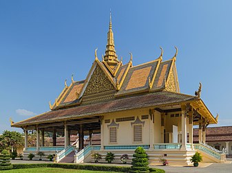 Preah Tineang Phochani, um pavilhão do complexo de edifícios que fazem parte do Palácio Real do Reino do Camboja em Phnom Penh. O palácio serve como residência dos Reis do Camboja desde a sua construção em 1860, com um período de ausência, quando o país entrou em crise durante e após o período do Khmer Vermelho. O Pavilhão Phochani foi construído entre 1913 e 1917 para uso em banquetes, durante as celebrações do aniversário do rei e para artes cênicas ou exibições de filmes para convidados de alto escalão do rei. A festa de aniversário do rei, costuma durar cinco dias. (definição 4 407 × 3 291)