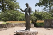 Статуя президента Линдона Б. Джонсона на территории парка штата Техас на ранчо LBJ недалеко от Стоунволла в Техас-Хилл-Кантри LCCN2014633794.tif