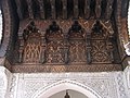 تفاصيل المظلة الخشبية المنحوتة فوق مدخل المسجد (اليوم).