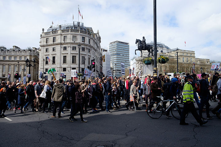 Manifestantes cruzam Trafalgar Square em direção ao The Strand. Imagem: Tom Morris.