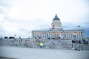 Граффити против полиции у Капитолия штата Юта, 29 мая 2020 года, во время протестов Джорджа Флойда.