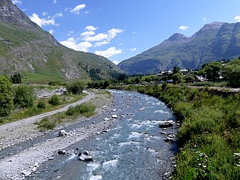 La grôssa Égoua a Bèssans contre Bônavâl, en Hiôta-Môrièna (Savouè). (veré dèfenicion 3 264 × 2 448*)