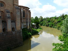 L'Arize au pied de l'ancienne cathédrale de Rieux.