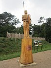 Widukind-Skulptur von Uwe Oswald vor dem äußeren Ring der Arkeburg