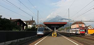 Bahnhof mit einer haltenden S3 (rechts) und einem durchfahrenden ETR 470 (2011)