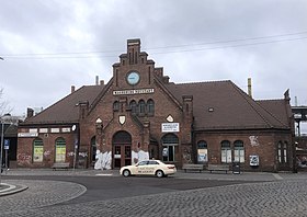 Empfangsgebäude, Straßenseite.