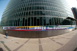 Spandoek van de Juvenes Translatores-wedstrijd aan het hoofdkwartier van de Europese Commissie in Brussel.