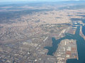 Vista aérea del puerto de Barcelona y las industrias de la Zona Franca.