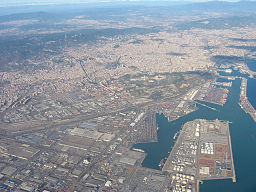 Fågelvy över Barcelonas hamn.