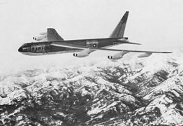 Un B-52B en vol.